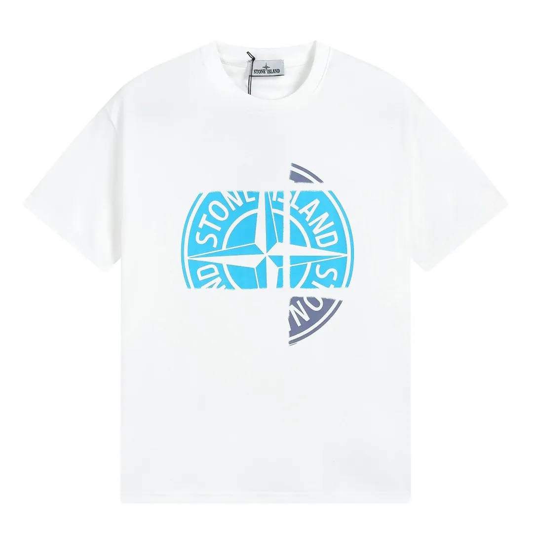 W617#P110💰 [Stone lsland/Stone Island summer new short-sleeved T-shirt with broken big compass print on the chest] ⚠️[Original creation, high control of details] Made of 260 grams of combed cotton, 32-count double yarn - Simple basic versatile style, original single quality, the first choice for couples. - Made in a large factory, four needles and five threads on the shoulder, neat alignment, high quality workmanship. - Same style for men and women, very versatile, one piece for each person Details are clearly visible. Color: Black White Size: M L